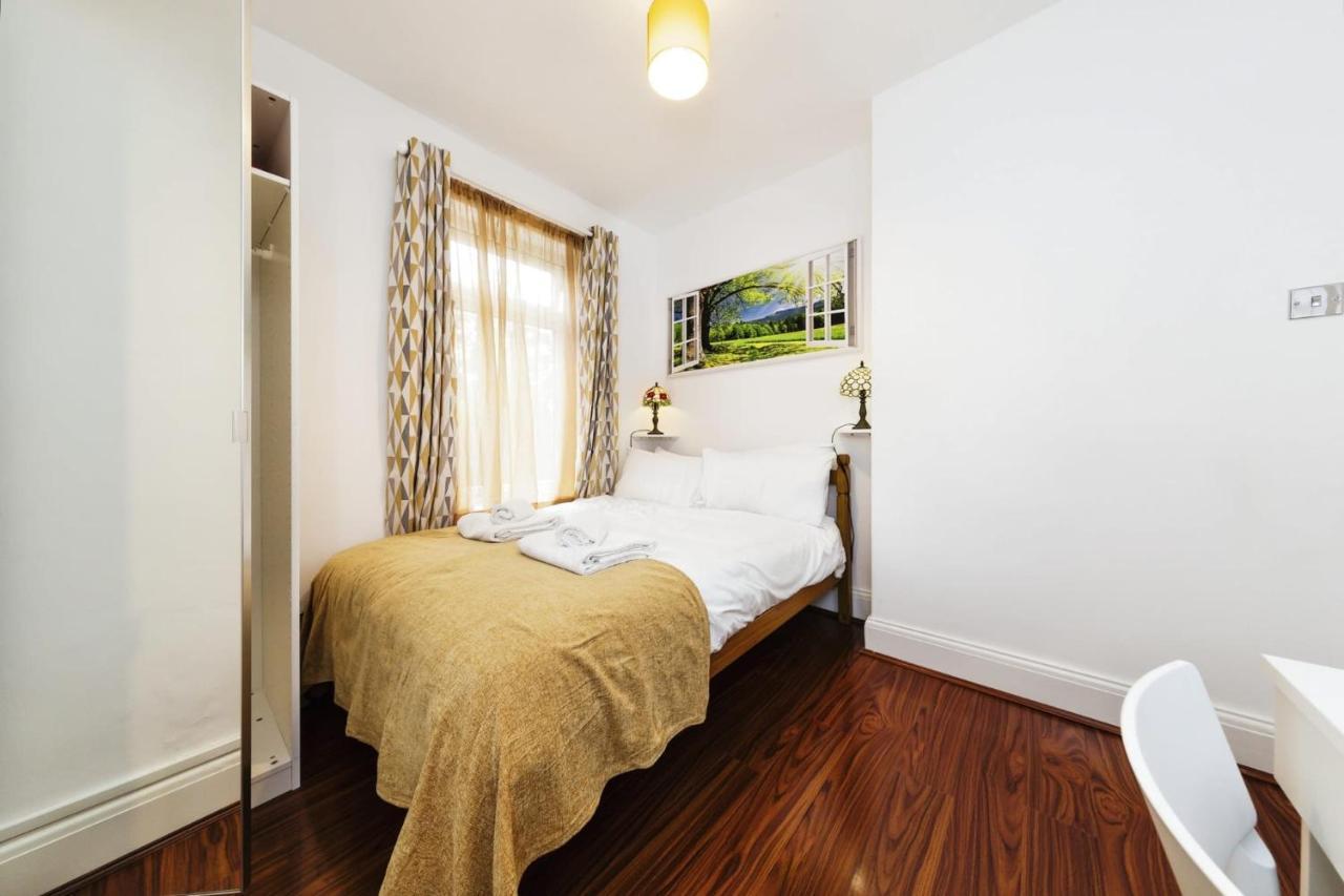 Your Chic 3Br Home Comfort And Style In Лондон Екстериор снимка