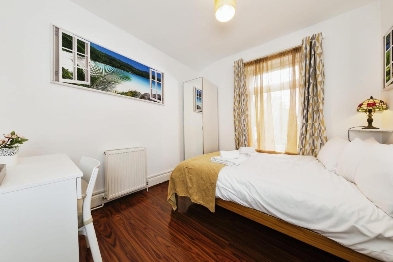Your Chic 3Br Home Comfort And Style In Лондон Екстериор снимка