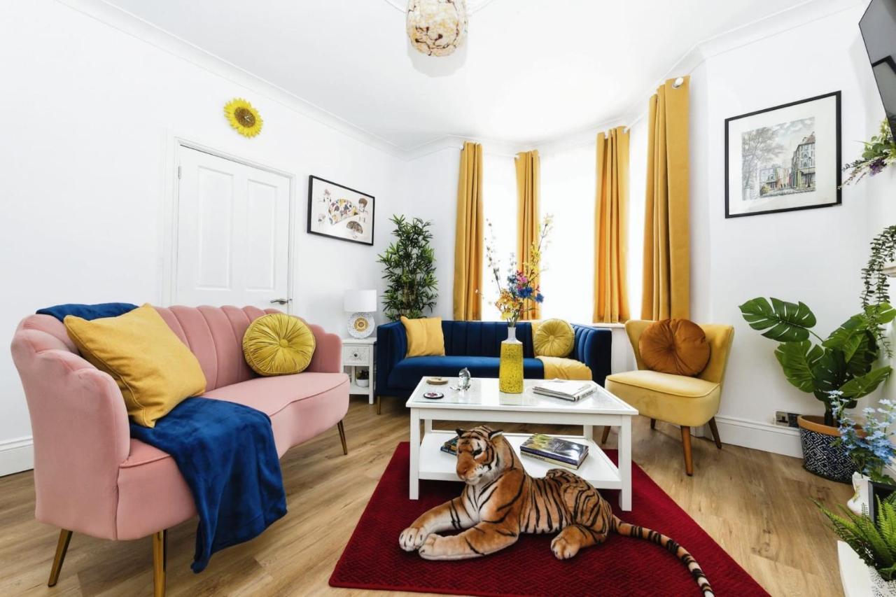 Your Chic 3Br Home Comfort And Style In Лондон Екстериор снимка