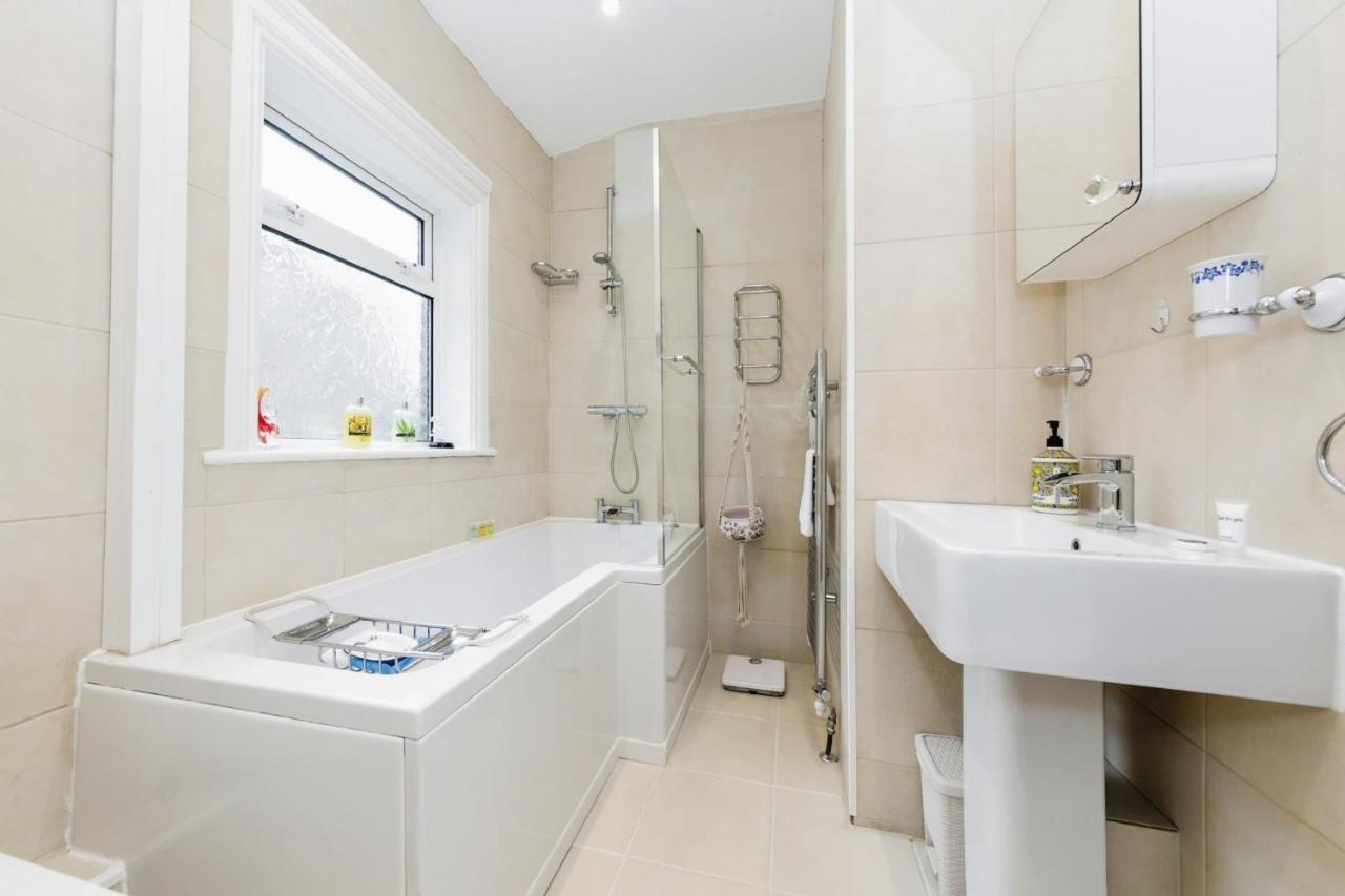 Your Chic 3Br Home Comfort And Style In Лондон Екстериор снимка