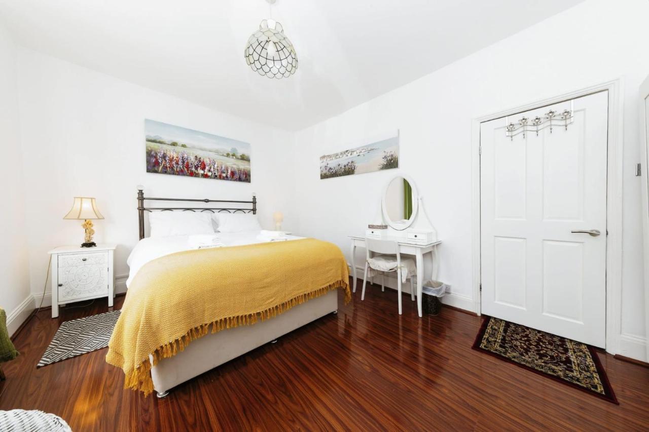 Your Chic 3Br Home Comfort And Style In Лондон Екстериор снимка