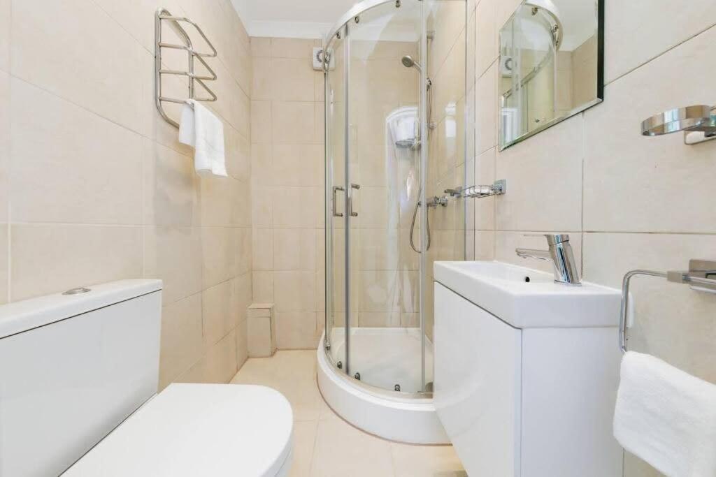 Your Chic 3Br Home Comfort And Style In Лондон Екстериор снимка