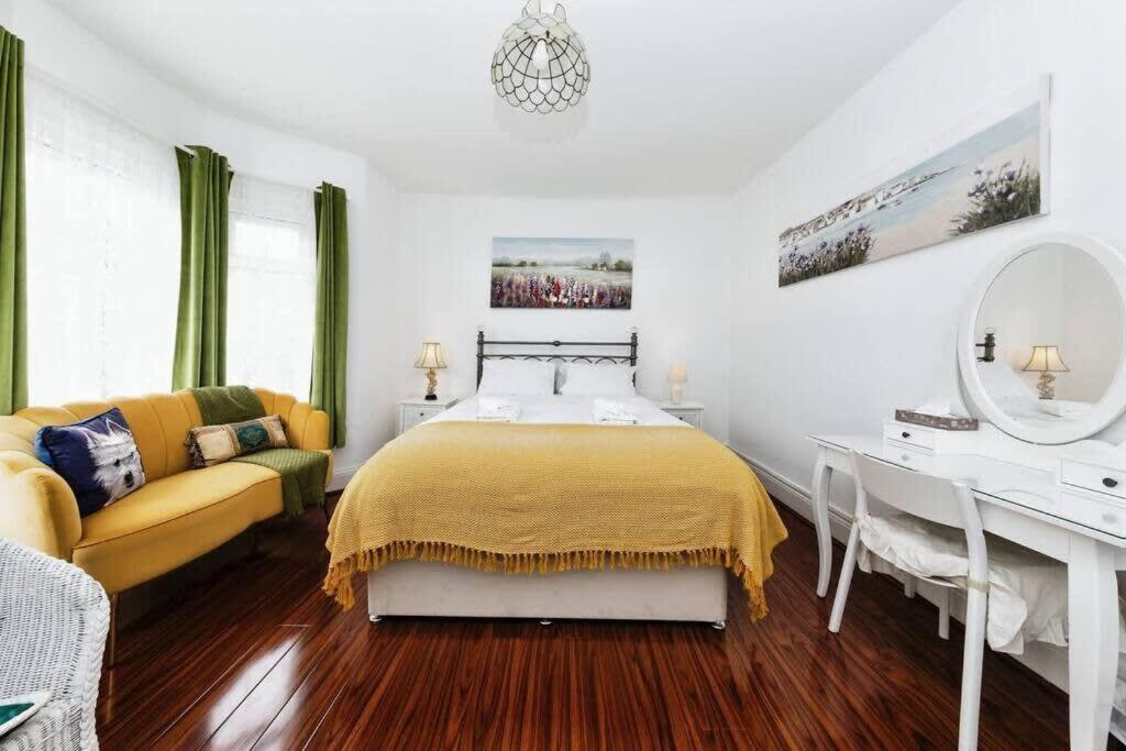 Your Chic 3Br Home Comfort And Style In Лондон Екстериор снимка