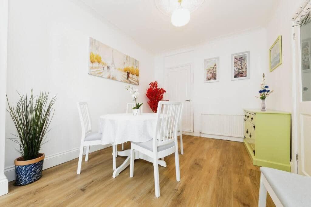 Your Chic 3Br Home Comfort And Style In Лондон Екстериор снимка