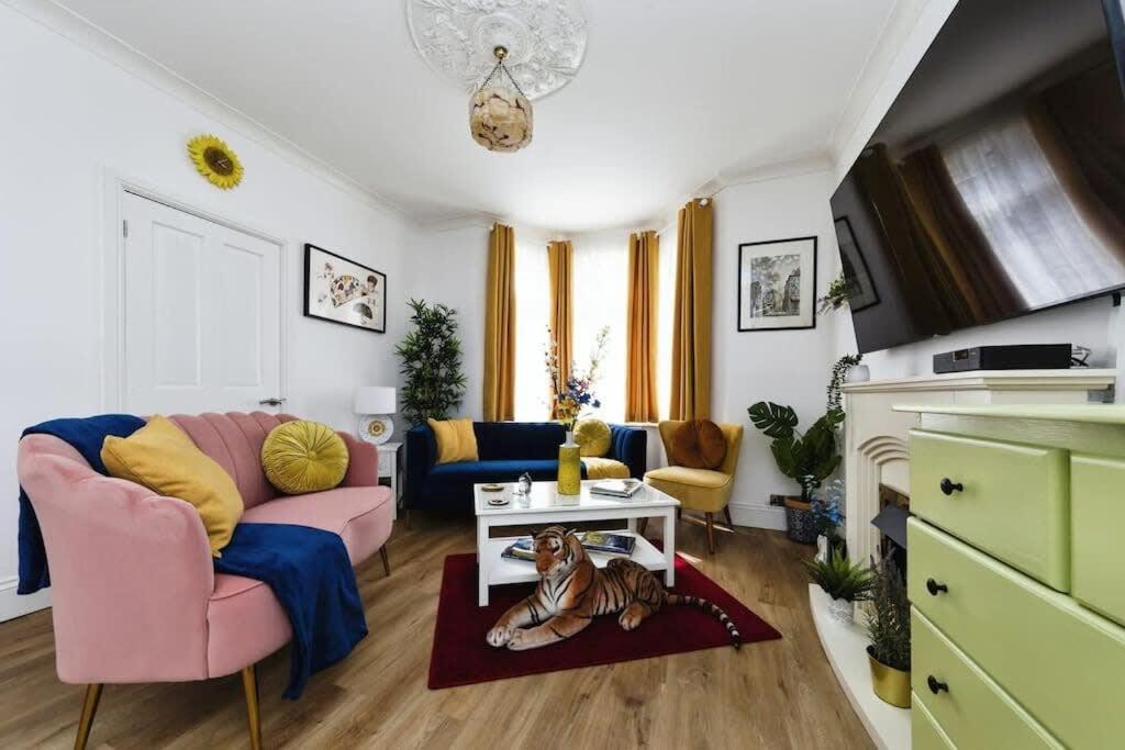 Your Chic 3Br Home Comfort And Style In Лондон Екстериор снимка