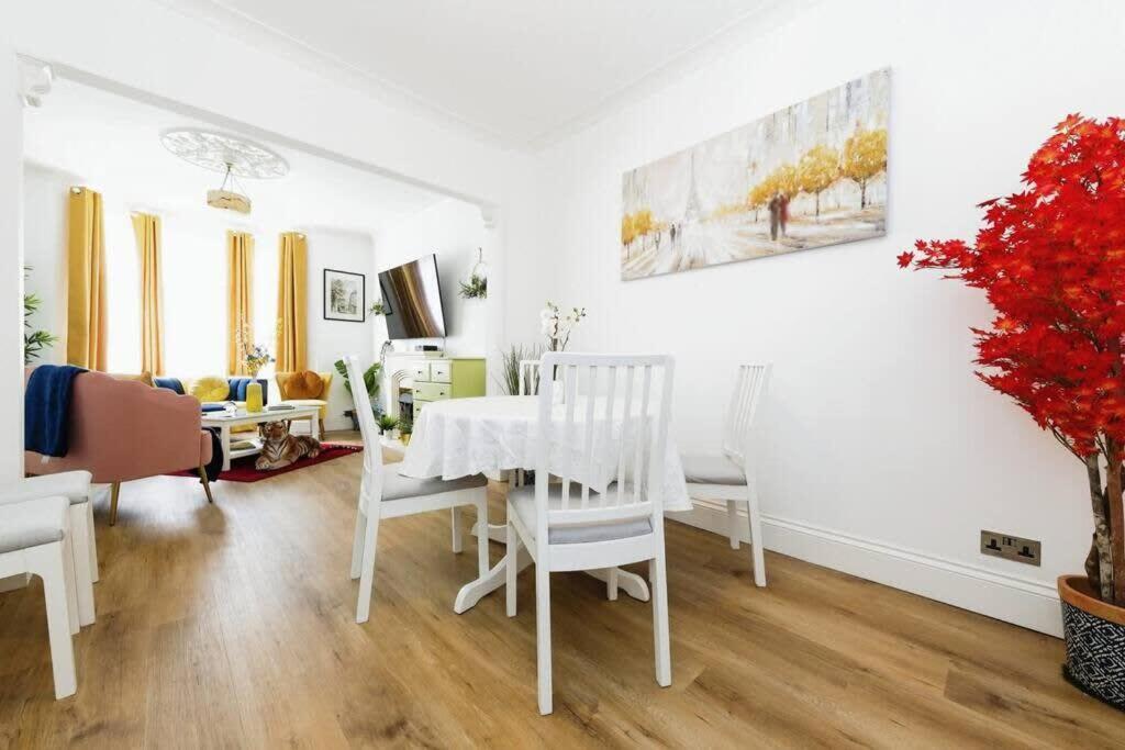 Your Chic 3Br Home Comfort And Style In Лондон Екстериор снимка
